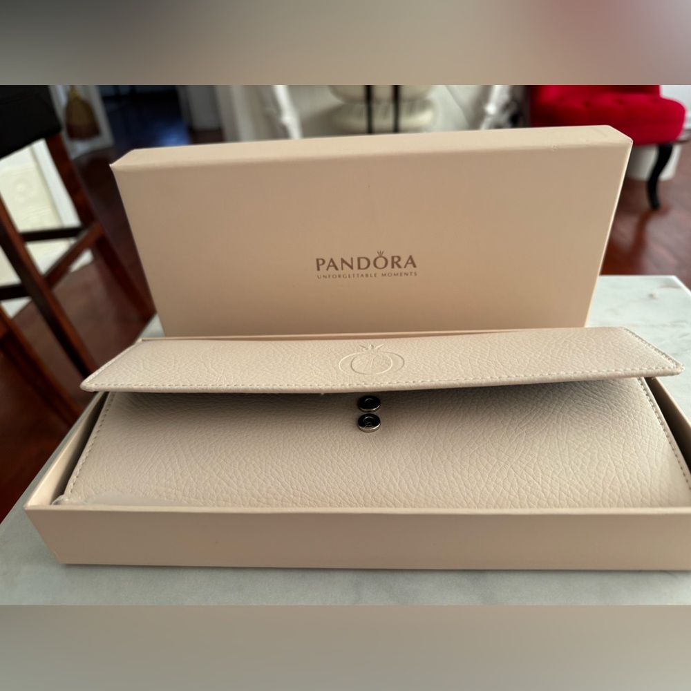 Pandora Jewlery holder new